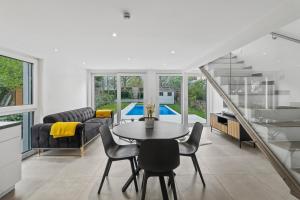 a kitchen and living room with a table and chairs at Villa Jäger mit Pool in Wien in Vienna