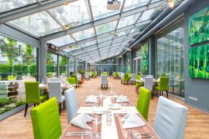 Reštaurácia alebo iné gastronomické zariadenie v ubytovaní Holiday Inn Prague by IHG