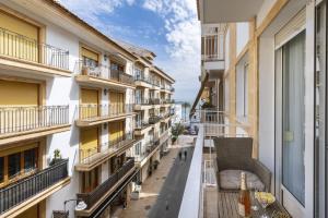 an apartment balcony with a view of a street at Paseo del Mar in Aduanas
