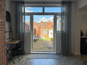 eine offene Tür mit Blick auf einen Hof in der Unterkunft Ferrers House in Doncaster