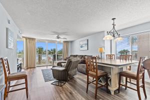comedor y sala de estar con mesa y sillas en Crescent Shores N - 105 - Oceanfront-Crescent Beach Section, en Myrtle Beach