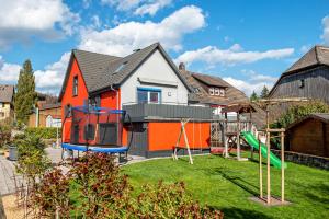 塞勒姆Ferienhaus Sieger的院子里有游乐场的房子