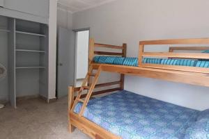 a room with two bunk beds and a ladder at Casa del Lago Las Veraneras in San Salvador