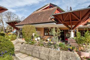 a house with a garden in front of it at Claudis Seeland in Kressbronn am Bodensee