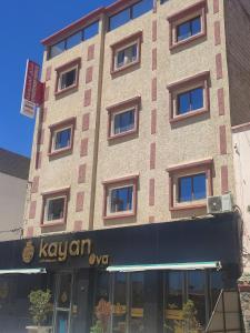 een gebouw met een kyuannoice bord ervoor bij Résidence hôtelière Nour in Dakhla