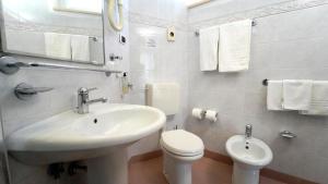 Koupelna v ubytování Hotel King