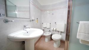 Koupelna v ubytování Hotel King