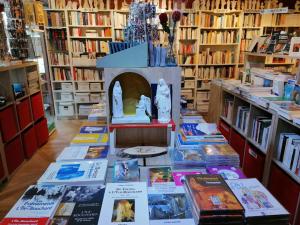 una librería con muchos libros en exhibición en A MARIE ET GABRIEL, en L'Ile-Bouchard