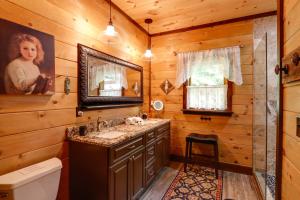 une salle de bain avec un lavabo et un miroir dans l'établissement Spacious Blue Ridge Cabin with Private Hot Tub!, à Blue Ridge 37 autres photos