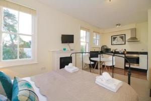 Habitación con cama y cocina con mesa en Noa Residence, en Oxford