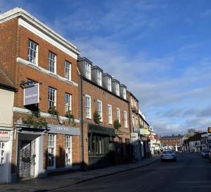 a street with buildings and a car parked on the street at Elegant, Luxury Family Apartment! Marlow Town Centre, Walk to Pubs in Buckinghamshire
