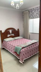 سرير أو أسرّة في غرفة في Casa próximo do aeroporto de Brasília