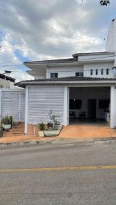 una gran casa blanca con garaje en Casa próximo do aeroporto de Brasília en Brasilia