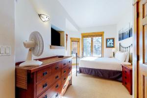 1 dormitorio con 1 cama y vestidor con ventilador en EagleRidge Lodge and Townhomes, en Steamboat Springs