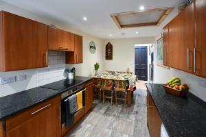 Η κουζίνα ή μικρή κουζίνα στο Ladyland Cottage in Maybole