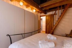 une chambre avec un lit avec des serviettes dessus dans l'établissement Casa Elisa, à Mantoue