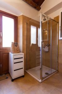 La salle de bains est pourvue d'une douche en verre, d'une coiffeuse et d'un lavabo. dans l'établissement Casa Elisa, à Mantoue 25 autres photos