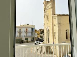 una ventana con vistas a una calle de la ciudad en Portosalvo Holiday House, en Marina di Ragusa