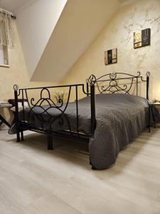 מיטה או מיטות בחדר ב-Privátne izby v rodinnom dome Šenkvice