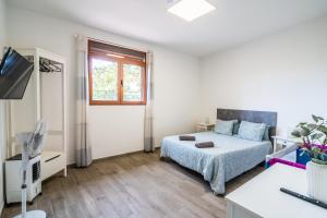 A bed or beds in a room at Paquesito Home