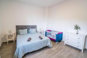A bed or beds in a room at Paquesito Home