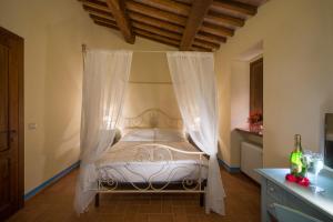 1 dormitorio con 1 cama con dosel en Dimora Fra' Giovanni B&B Relais en Magione