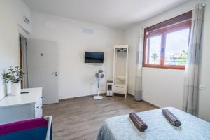A bed or beds in a room at Paquesito Home