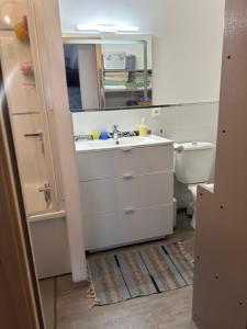 uma casa de banho com um lavatório e um WC em Bienvenue chez Eve en bourgogne chambre 1 em Beaune