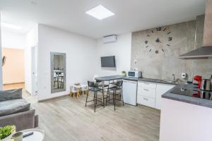 A kitchen or kitchenette at Paquesito Home