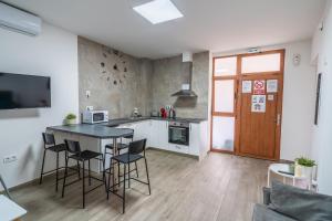 A kitchen or kitchenette at Paquesito Home
