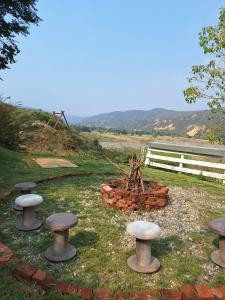 a group of mushrooms in a garden with a fire pit at La Cabaña ideal para la desconexión in Barquisimeto