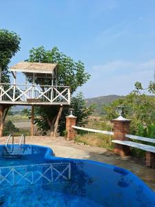a blue swimming pool in front of a house at La Cabaña ideal para la desconexión in Barquisimeto
