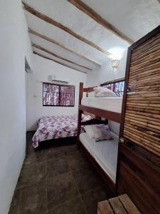 a bedroom with two bunk beds and a window at La Cabaña ideal para la desconexión in Barquisimeto