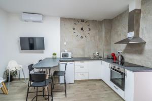 A kitchen or kitchenette at Paquesito Home