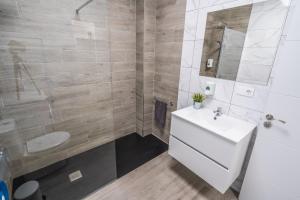 A bathroom at Paquesito Home