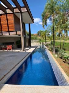 uma piscina em frente a uma casa em Orla Villas Brasília em Rio Bananal