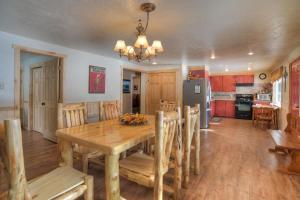 ein Esszimmer und eine Küche mit einem Holztisch und Stühlen in der Unterkunft Creede Haven Cabin in Creede