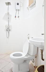 bagno con servizi igienici e lavandino di Ô Calme Guesthouse a San Vicente