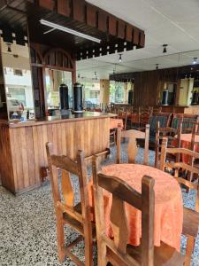 un restaurante con mesa y sillas y un bar en HOTEL EXPRESS MENDOZA en Mendoza