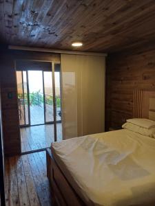 um quarto com uma cama e uma porta de vidro deslizante em Alta vista Chalet em Turbaco