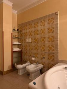 Un baño con inodoro, lavabo y bañera. en Roof Apartment, en Somma Vesuviana 63 fotos más