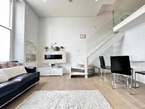 - un salon avec un canapé et un escalier dans l'établissement Chic apartment in Queensway for six guests, à Londres
