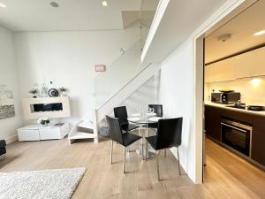 - une salle à manger et une cuisine avec une table et des chaises dans l'établissement Chic apartment in Queensway for six guests, à Londres