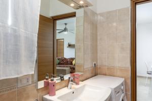 un baño con lavabo y espejo en Ca' Graziosi Cuori, en Bagnone 13 fotos más