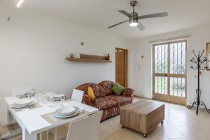 een woonkamer met een bank en een tafel bij Ca' Graziosi Cuori in Bagnone