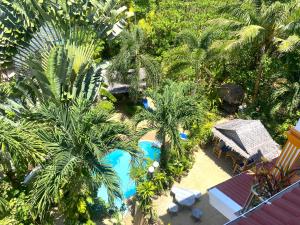 una vista aérea de un complejo con piscina y palmeras en OASIS VILLA Suites & Rooms en Karon