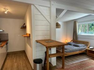 een kamer met een tafel en een bed in een kamer bij Appartement indépendant Guethary in Saint-Jean-de-Luz