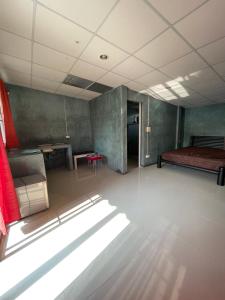 una stanza vuota con un letto e un tavolo di C-Hill Camp&Resort a Mae Rim Altre 13 foto