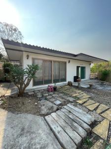 una casa con un sentiero di fronte di C-Hill Camp&Resort a Mae Rim