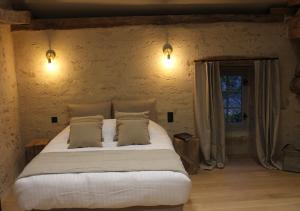 Ένα ή περισσότερα κρεβάτια σε δωμάτιο στο Evasion de caractère Châteauneuf Suites - 1er étage